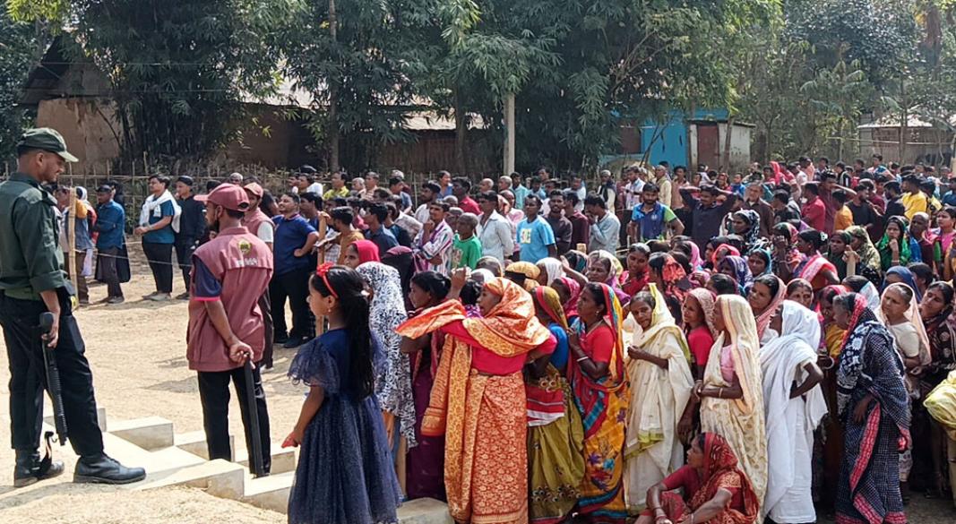 বৃহস্পতিবার মৌলভীবাজারের কুলাউড়ার একটি ভোটকেন্দ্রে চা শ্রমিকদের ব্যাপক উপস্থিতি লক্ষ করা যায়।