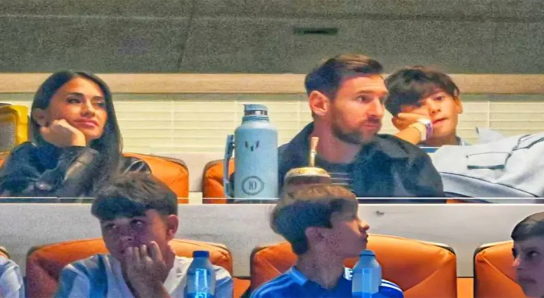 ভিআইডি’র অভিযোগ, ভেনেজুয়েলার বিপক্ষে ম্যাচে মায়ামির হার্ড রক স্টেডিয়ামের একটি বিশেষ সুইটে পরিবার নিয়ে বসেছিলেন মেসি। (সংগৃহীত ছবি)