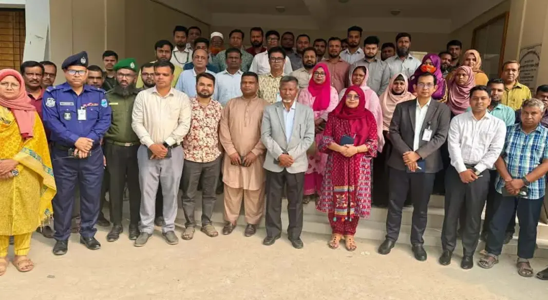 বিভিন্ন দপ্তরের কর্মকর্তাদের সঙ্গে প্রতিমন্ত্রী মো. আব্দুল বারী।