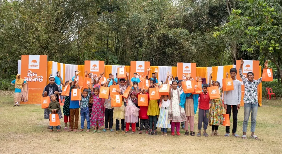 কুড়িগ্রাম বিশেষ বিদ্যালয়ের বাক ও শ্রবণপ্রতিবন্ধী শিক্ষার্থীদের মধ্যে ঈদের পোশাক বিতরণ।