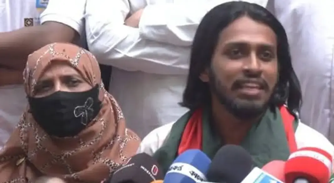 মায়ের সঙ্গে সালাহউদ্দিন আম্মার। ছবি: সংগৃহীত