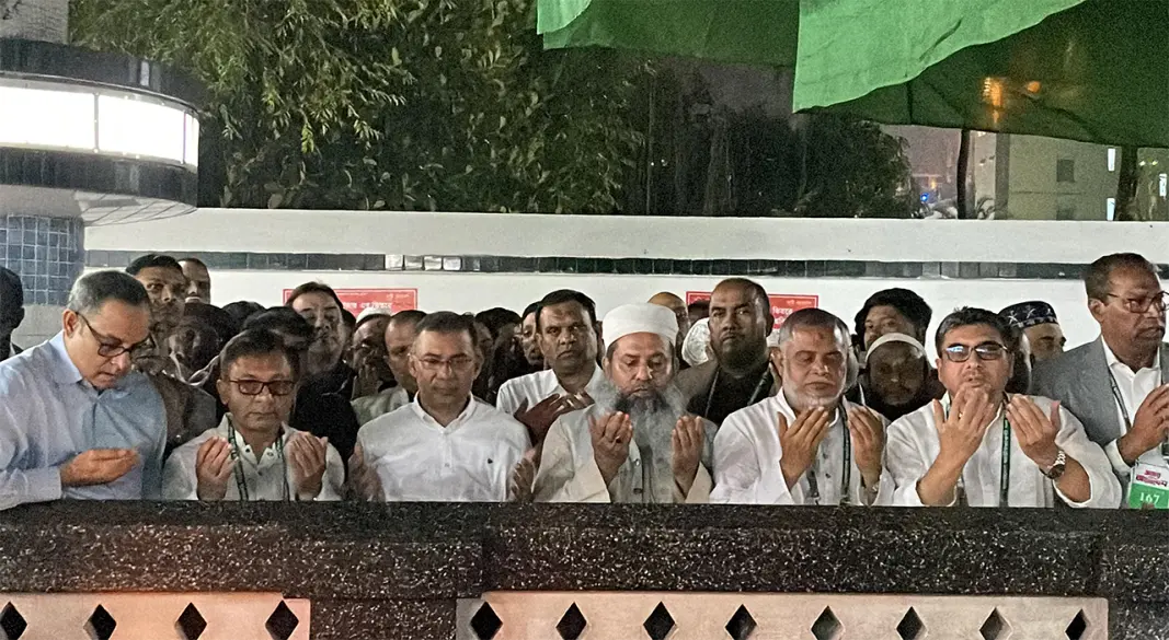 কবর জিয়ারত করেন তারেক রহমান।