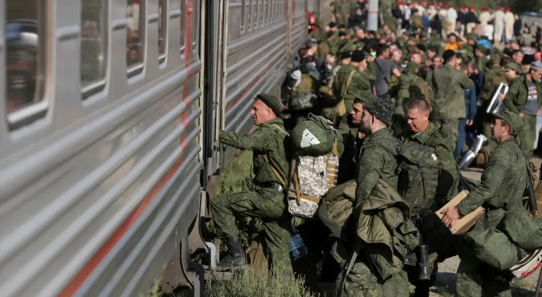ট্রেনে চড়ে যুদ্ধক্ষেত্রে যাচ্ছেন রুশ সেনারা। ছবি : সংগৃহীত
