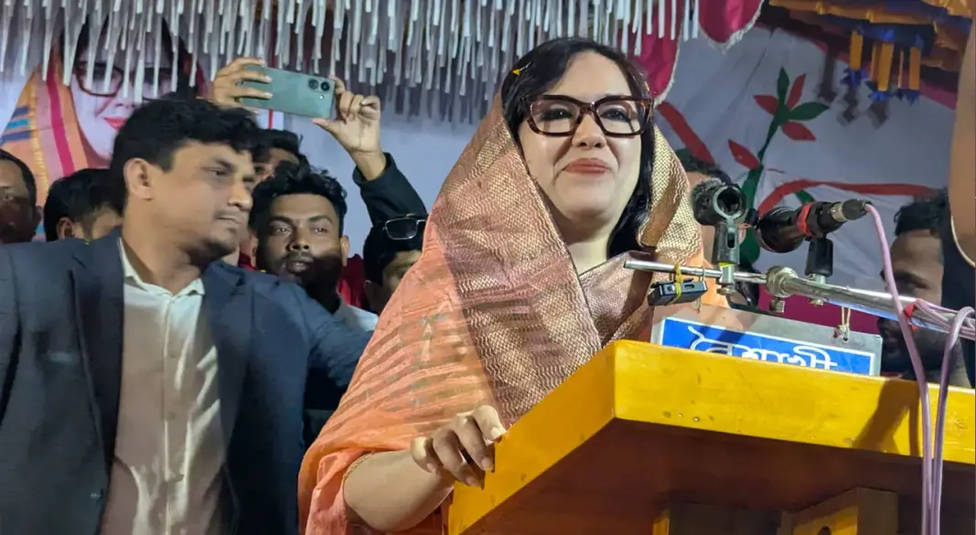 সরাইল উপজেলায় নির্বাচনী জনসভায় বক্তব্য রাখছেন ব্যারিস্টার রুমিন ফারহানা
