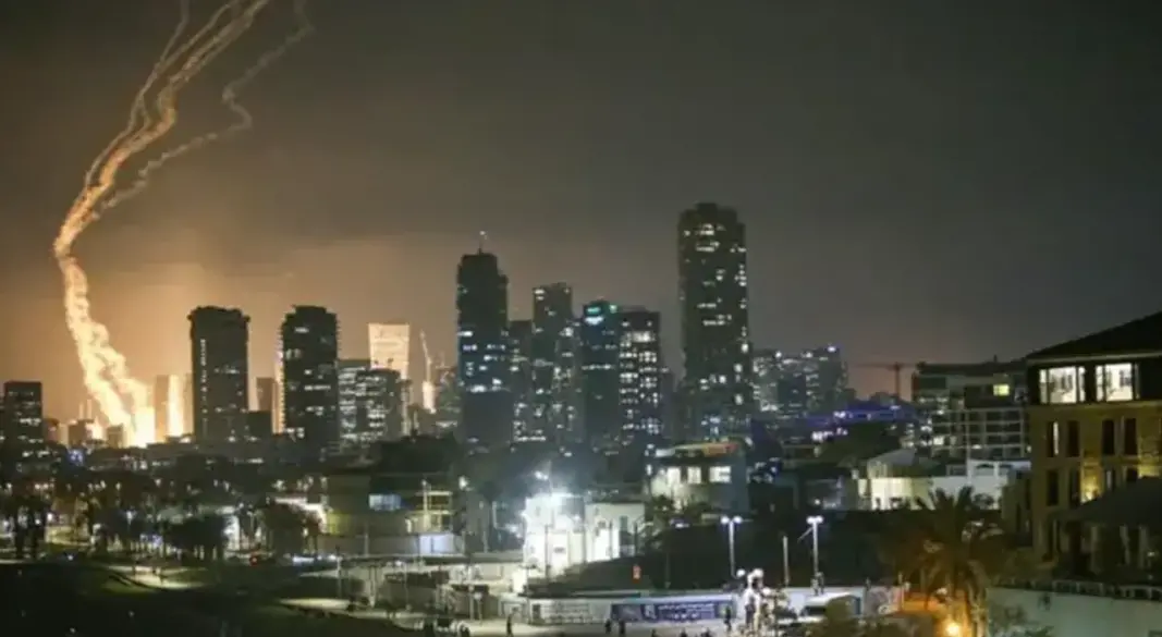 ইসরায়েলে ইরানের ক্ষেপণাস্ত্র হামলা। ছবি : সংগৃহীত