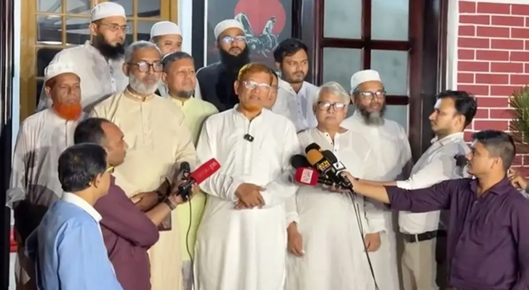সাংবাদিকদের সঙ্গে কথা বলছেন জোটের সমন্বয়ক জেনারেল হামিদুর রহমান আযাদ। ছবি : সংগৃহীত