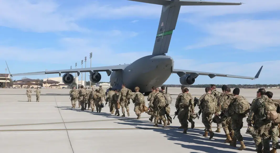 মার্কিন বিমান ও সেনারা। ছবি: সংগৃহীত