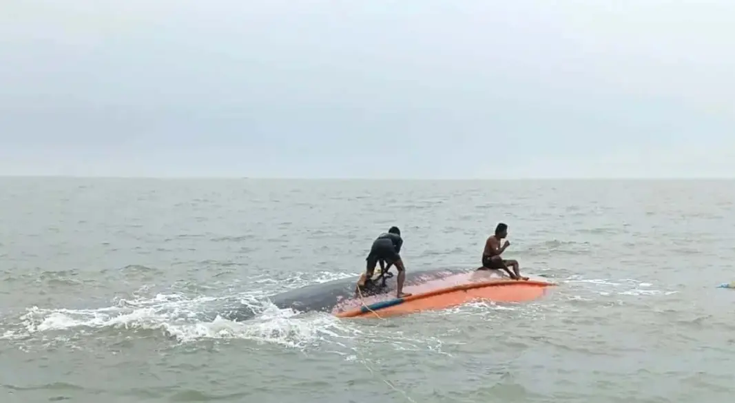 বকখালী থেকে উদ্ধার করা হয় নিখোঁজ ট্রলারটি। ছবি: সংগৃহীত