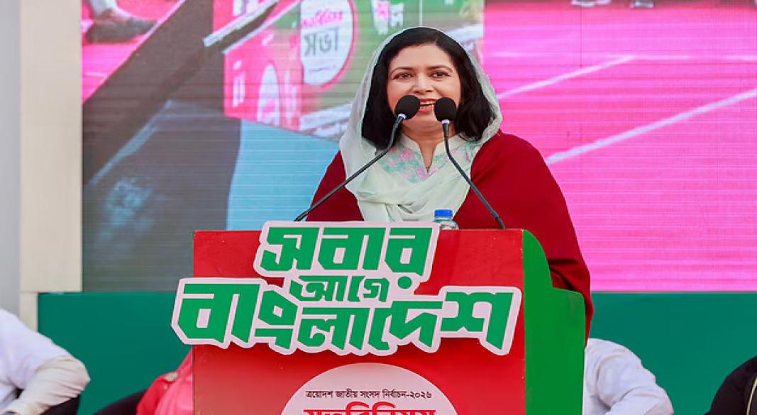 বস্তিবাসীদের সঙ্গে মতবিনিময় সভায় বিএনপির চেয়ারম্যান তারেক রহমানের স্ত্রী জুবাইদা রহমান। আজ বুধবার বিকেলে হাতিরঝিল অ্যাম্ফিথিয়েটারে