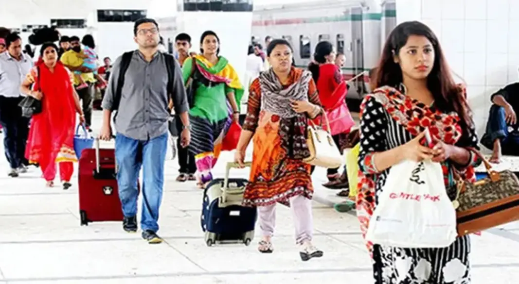 ঈদে বাড়ি ফেরা যাত্রী। ছবি : সংগৃহীত