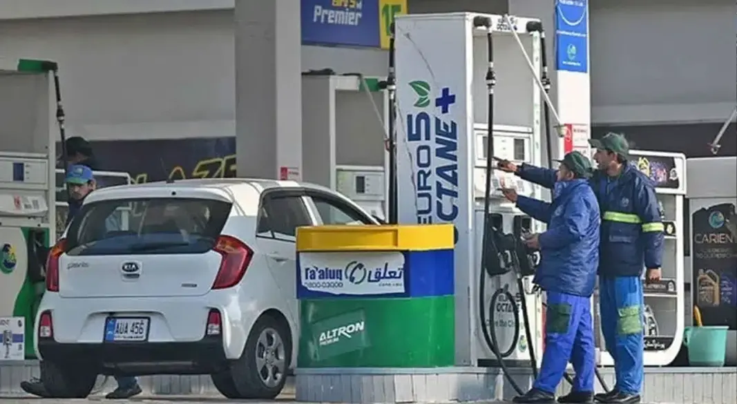 পাকিস্তানের একটি পেট্রোল পাম্প। ছবি: সংগৃহীত