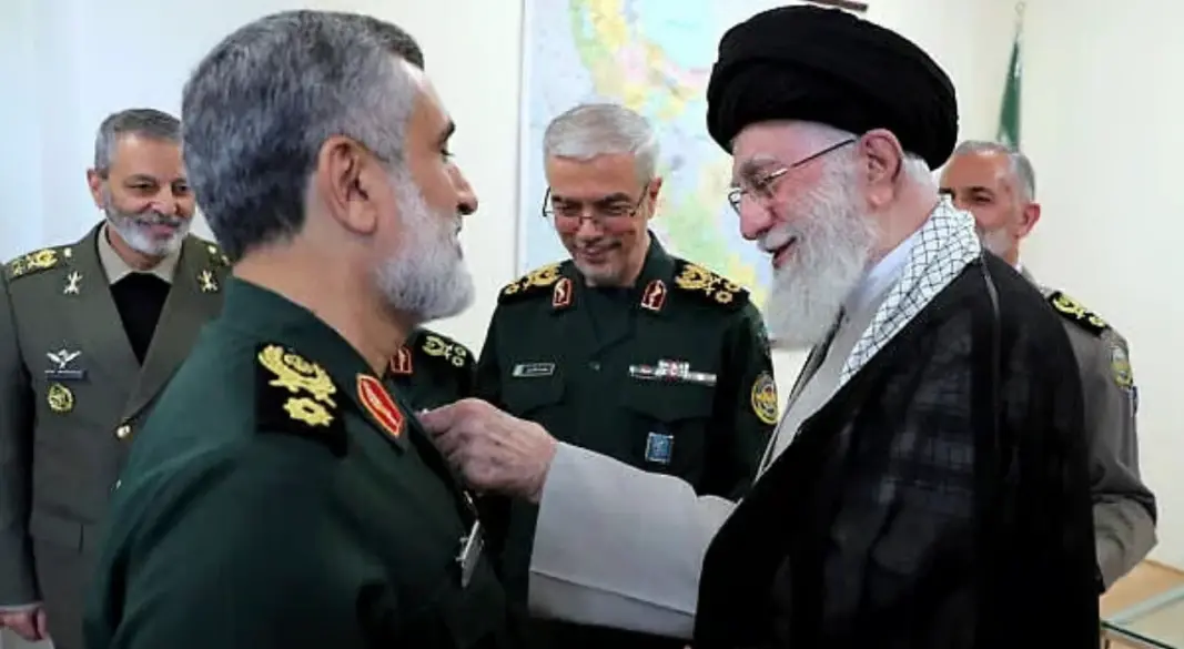 তেহরানে আয়োজিত এক অনুষ্ঠানে ইসলামিক রেভল্যুশনারি গার্ড কমান্ডার জেনারেল আমির আলী হাজিজাদেহকে পদক পরিয়ে দিচ্ছেন আয়াতুল্লাহ খামেনি। ছবি : সংগৃহীত