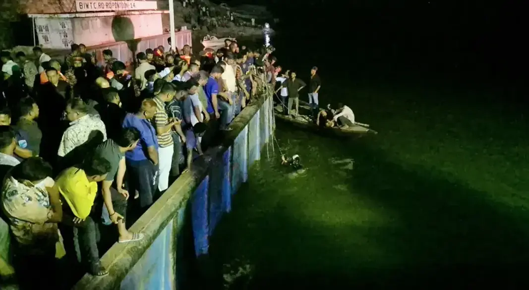 পদ্মায় যাত্রীবাহী বাস তলিয়ে যাওয়ার ঘটনায় উদ্ধারকৃত তিন নারীর মধ্যে দুইজনের মৃত্যু হয়েছে। ছবি : সংগৃহীত