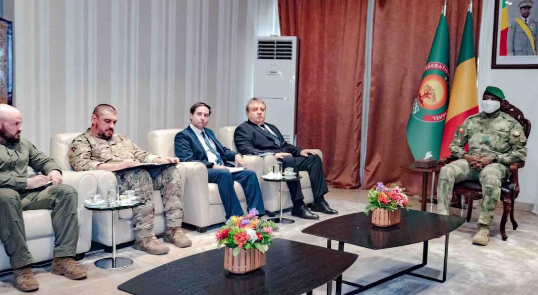 রাশিয়ার প্রতিনিধিদের সঙ্গে মালির সামরিক প্রধান। ছবি : সংগৃহীত