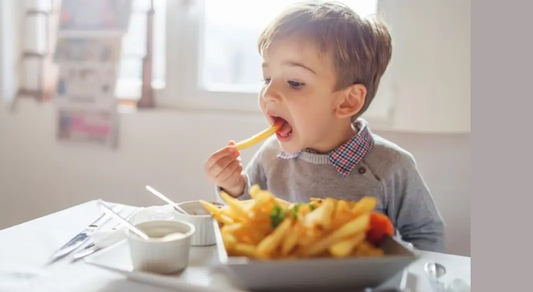 চিকিৎসাবিজ্ঞানের ভাষায় শিশুর গলায় খাবার আটকে যাওয়াকে বলা হয় ‘চোকিং’ | ছবি : সংগৃহীত