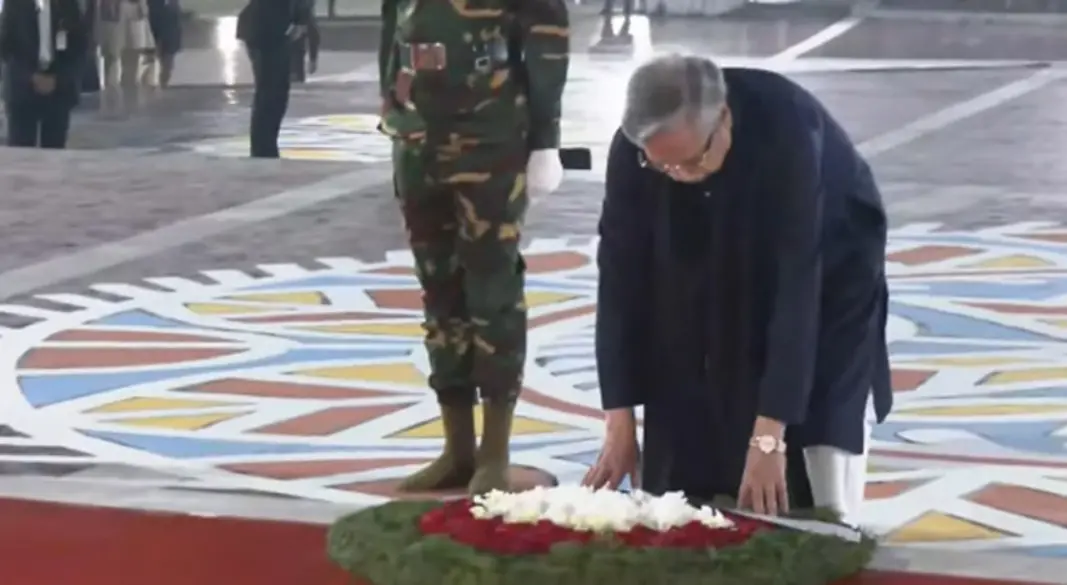 একুশের প্রথম প্রহরে ভাষা শহীদদের প্রতি রাষ্ট্রপতির শ্রদ্ধা নিবেদন। ছবি : সংগৃহীত