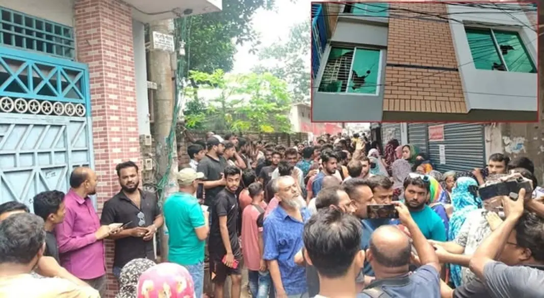 যশোরে জামায়াত এমপি গোলাম রসুলের বাড়ির সামনে বিক্ষোভ করেন স্থানীয়রা। ছবি: সংগৃহীত