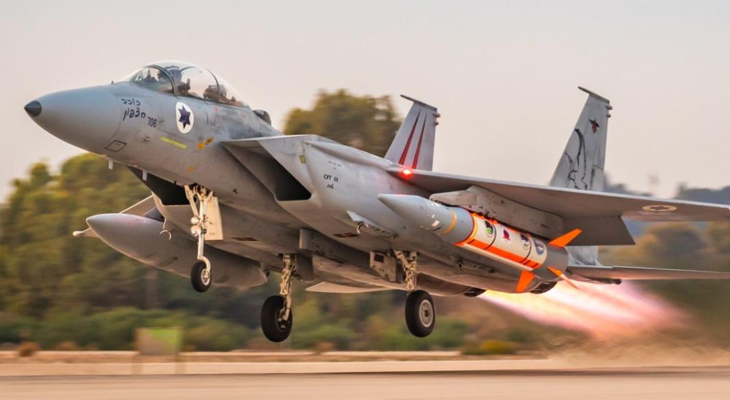 একটি F-15D যুদ্ধবিমান পরিীক্ষামূলক ‘ব্লু স্প্যারো’ মিসাইল বহন করে উড্ডয়ন করছে।