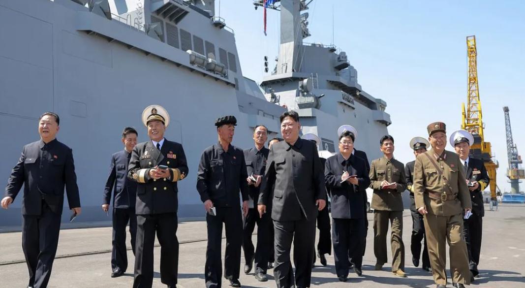 উত্তর কোরিয়ার নেতা কিম জং-উন জ্যেষ্ঠ প্রতিরক্ষা ও নৌবাহিনীর কর্মকর্তাদের সঙ্গে ক্ষেপণাস্ত্র উৎক্ষেপণ অনুষ্ঠানে উপস্থিত ছিলেন। ছবি: সংগৃহীত