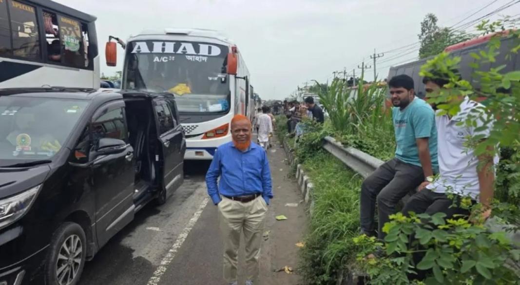 যানজটে আটকে আছে এমপি আমির নূরুল ইসলাম বুলবুলের গাড়ি