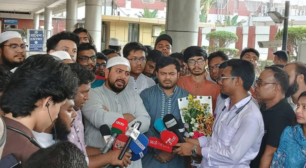 ওমরাহ পালন শেষে শাহজালাল বিমানবন্দরে অবতরণের পর সাংবাদিকদের সঙ্গে কথা বলছেন জাতীয় নাগরিক পার্টির (এনসিপি) আহ্বায়ক ও বিরোধী দলীয় চিফ হুইপ নাহিদ ইসলাম।