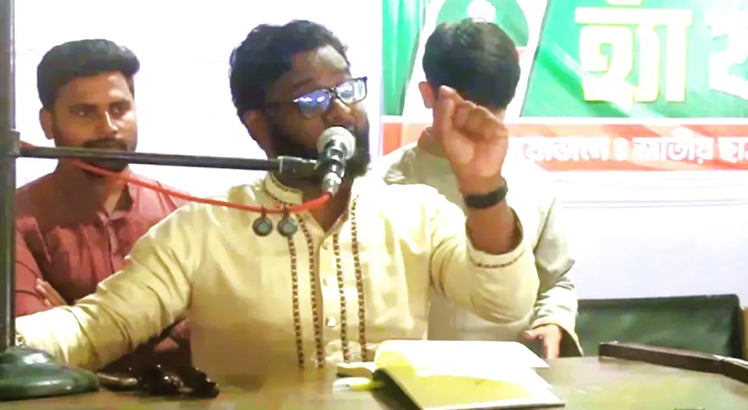 পঞ্চগড়ে ছাত্রশক্তির ‘হ্যাঁ যাত্রা’ ক্যাম্পেইন সভায় বক্তব্য দেন জাহিদ আহসান।