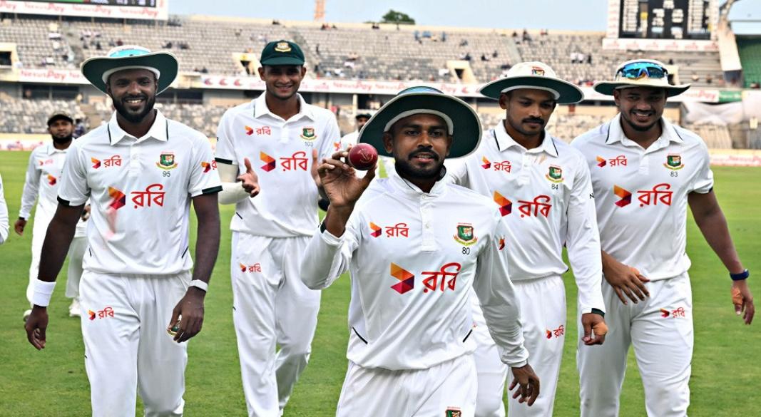 ৫ উইকেট শিকার করে মাঠ ছাড়ার সময় মিরাজের বল প্রদর্শন। আজ মিরপুর শের-ই-বাংলা স্টেডিয়ামে। ছবি : সংগৃহীত