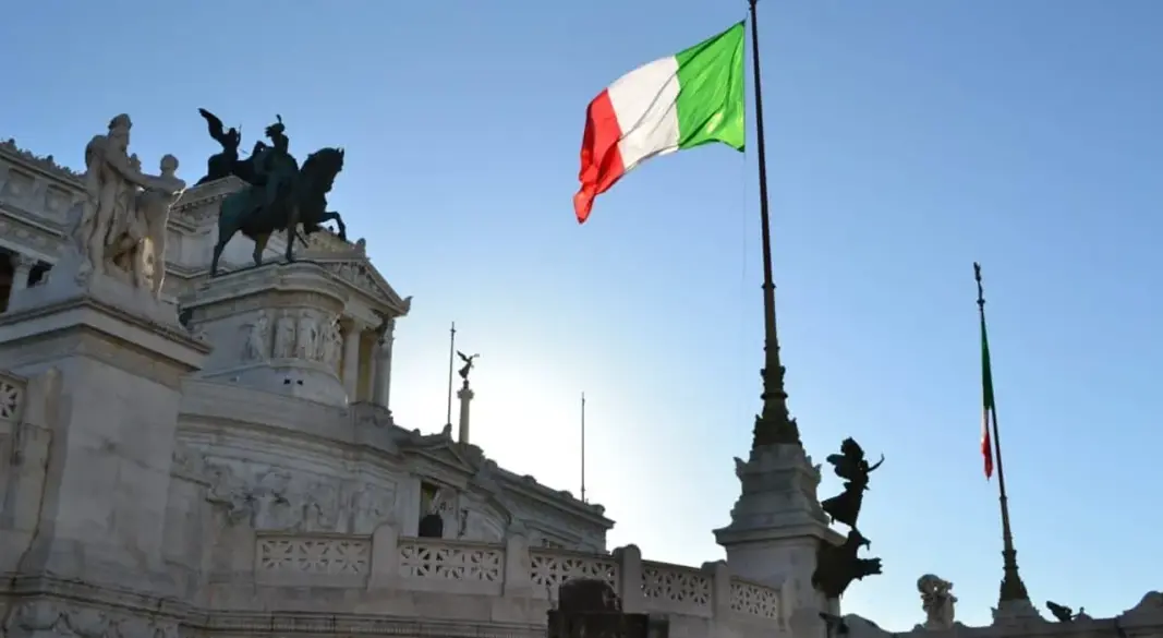 স্থাপনায় ইতালির পতাকা। ছবি: সংগৃহীত