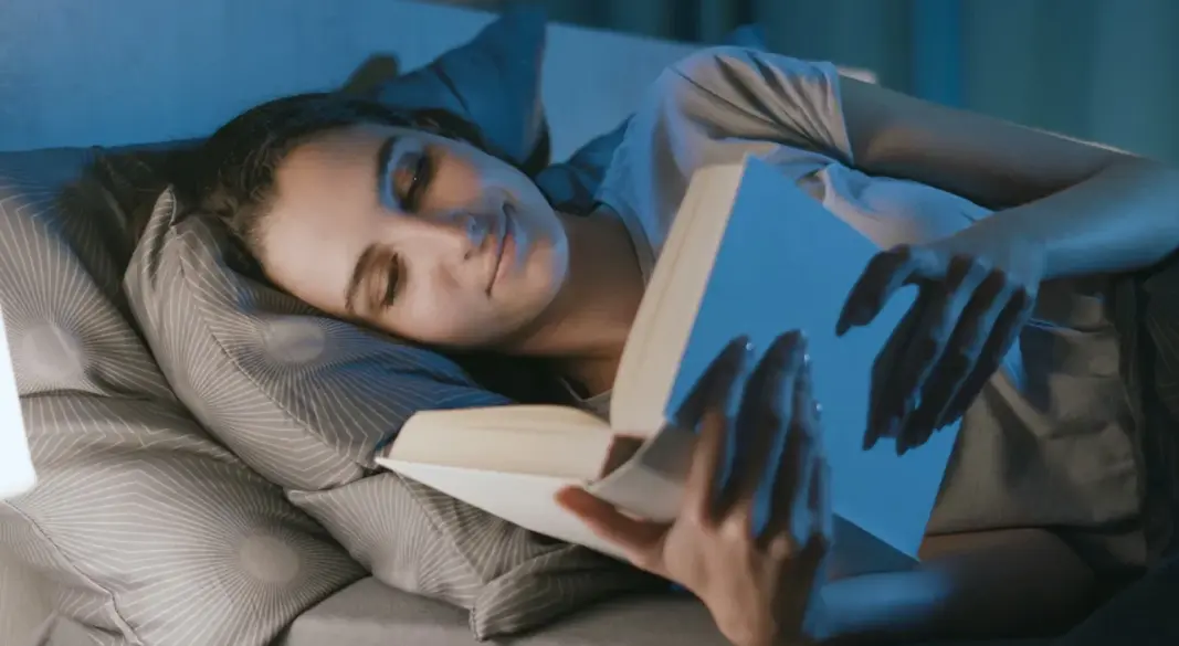 ঘুমানোর আগে বই পড়ছেন এক তরুণী | ছবি: সংগৃহীত