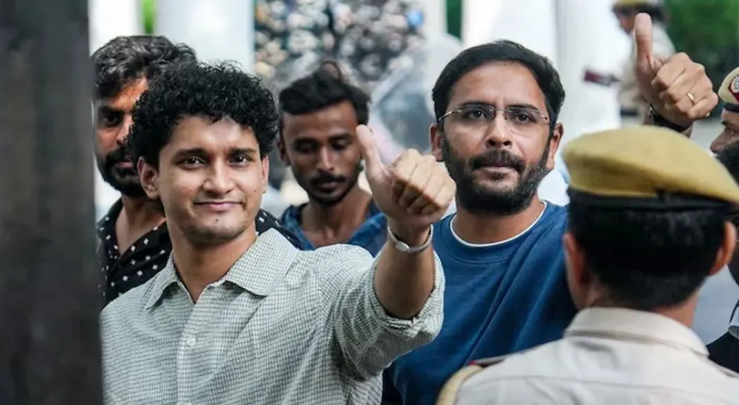 ককরোচ জনতা পার্টির (সিজেপি) দুই নেতা সৌরভ দাস ও আশুতোষ রানকা। ছবি: সংগৃহীত