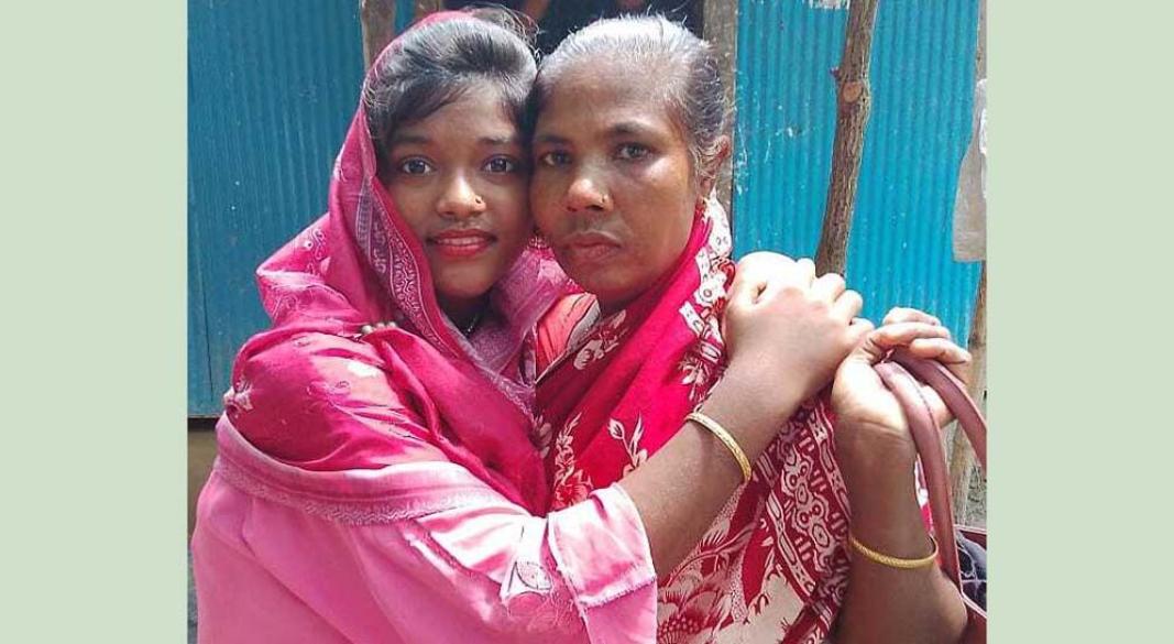 পুত্রবধূর সঙ্গে সেলিনা বেগম (ডানে)