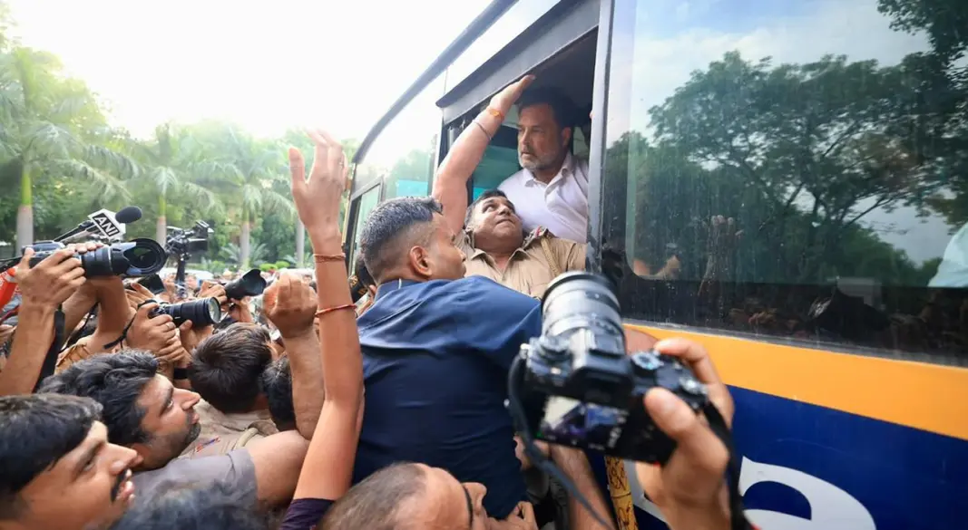 রাহুল গান্দীকে আটক করে গাড়িতে তুলছে পুলিশ। ছবি : সংগৃহীত
