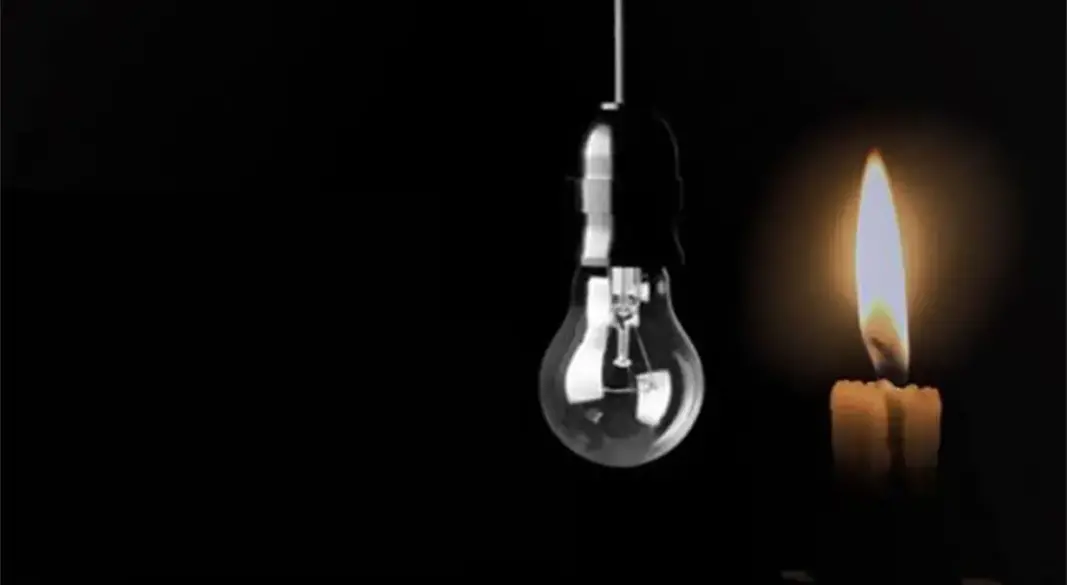 মোমবাতি জ্বালিয়ে আঁধার নিবারণ। ছবি : সংগৃহীত