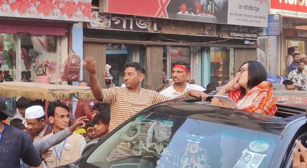 রোববার বিকেলে সরাইলে ভোটারদের উদ্দেশ্যে উড়ন্ত চুমু দিচ্ছেন আলোচিত নেত্রী ব্যারিস্টার রুমিন ফারহানা | ছবি : সংগৃহীত