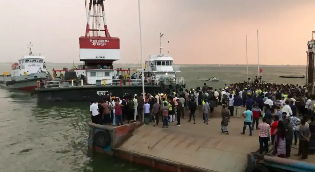 ডুবে যাওয়া যাত্রীবাহী বাস উদ্ধার অভিযান চলছে। ছবি : সংগৃহীত