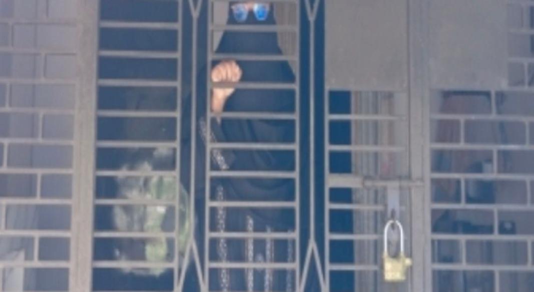 স্ত্রীর স্বীকৃতির দাবিতে প্রেমিকের বাড়িতে অনশন করছেন গণ বিশ্ববিদ্যালয়ের এক শিক্ষার্থী।