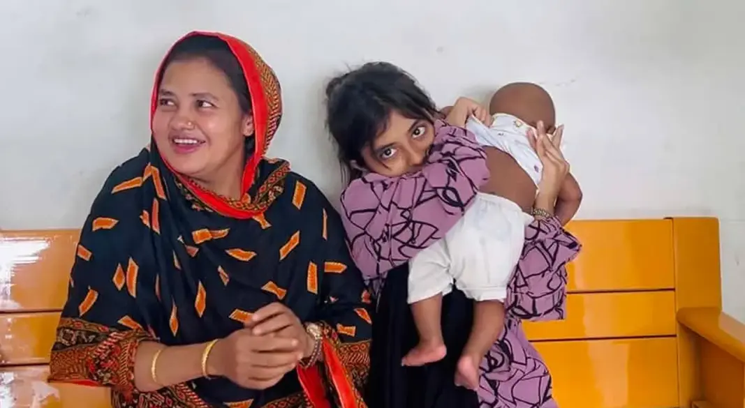৭ মাসের সন্তান কোলে নিয়ে আদালতে শিশু জুঁই। ছবি: সংগৃহীত