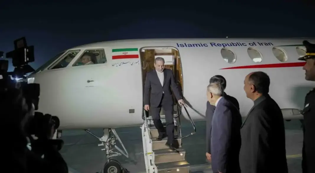 ইরানি প্রতিনিধিদলকে অভ্যর্থনা জানাচ্ছেন পাকিস্থানে শীর্ষ কর্মকর্তারা। ছবি: সংগৃহীত