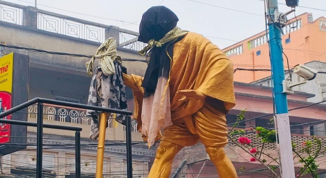 স্টেশন বাজার এলাকায় মহাত্মা গান্ধীর মূর্তিতে কালো কাপড় । সংগৃহীত