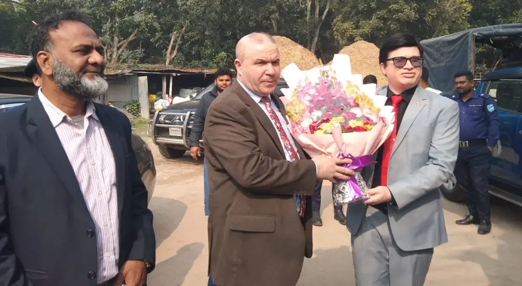 আলজেরিয়ার রাষ্ট্রদূত ড. আবদেলোহাব সাইদানীকে ফুলেল শুভেচ্ছা জানানো হয়।