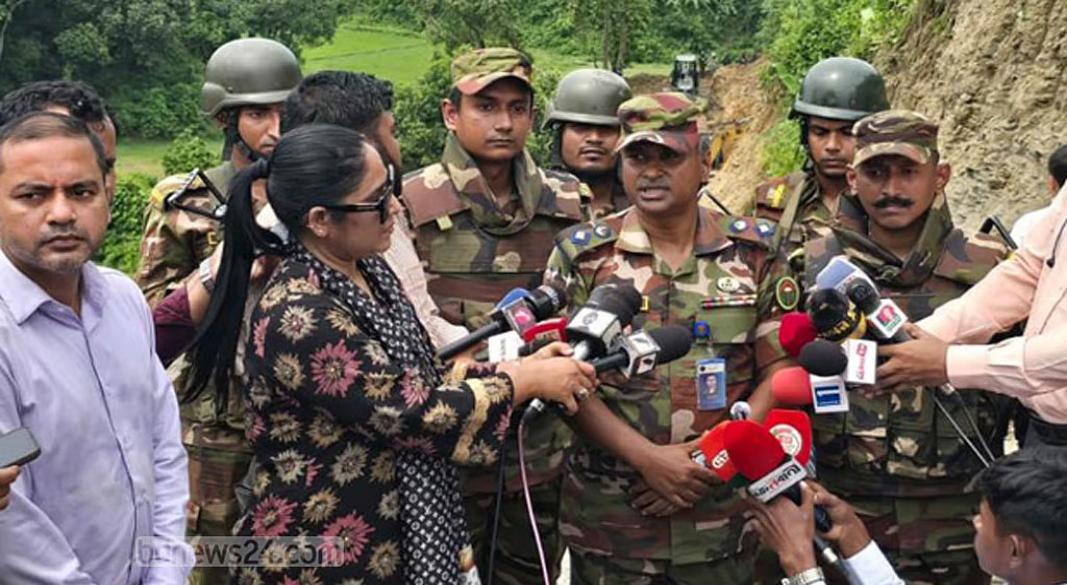 সেনাবাহিনীর ২৬ ইঞ্জিনিয়ারিং কনন্ট্রাকশন ব্যাটালিয়নের অধিনায়ক লেফটেন্যান্ট কর্নেল কামরুল আল মাসুদ সোমবার দুপুরে জঙ্গল ছলিমপুরে রাস্তা নির্মান নিয়ে সাংবাদিকদের সঙ্গে কথা বলেন।