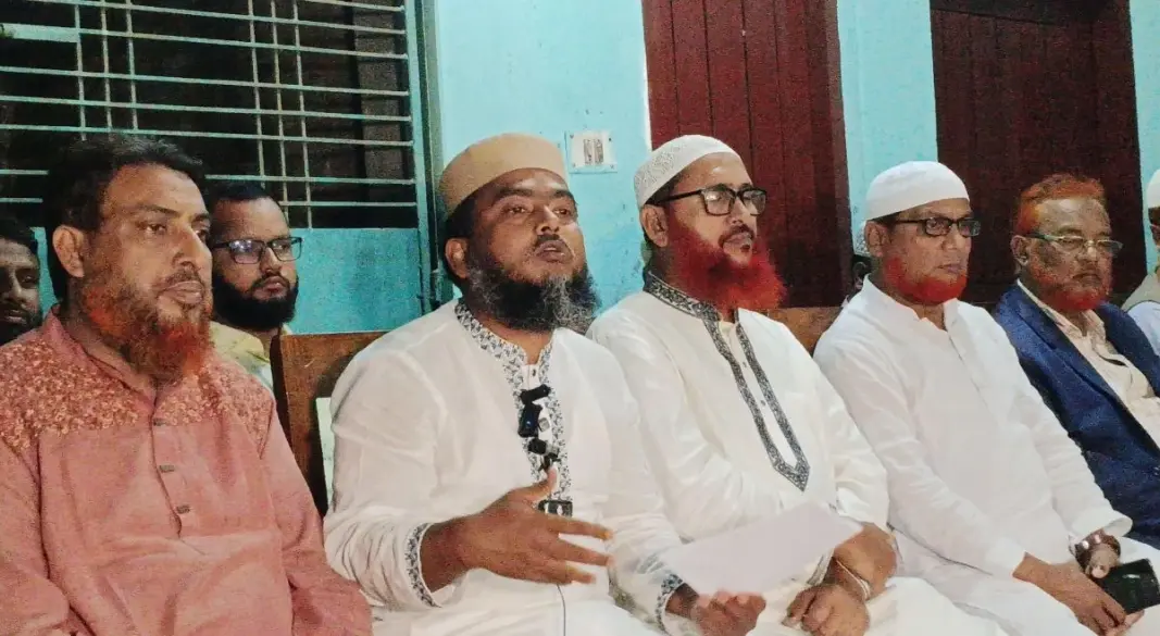 সংবাদ সম্মেলনে কথা বলছেন ১১ দলীয় ঐক্যজোটের প্রার্থী ও জামায়াত নেতা দেলোয়ার হোসেন।