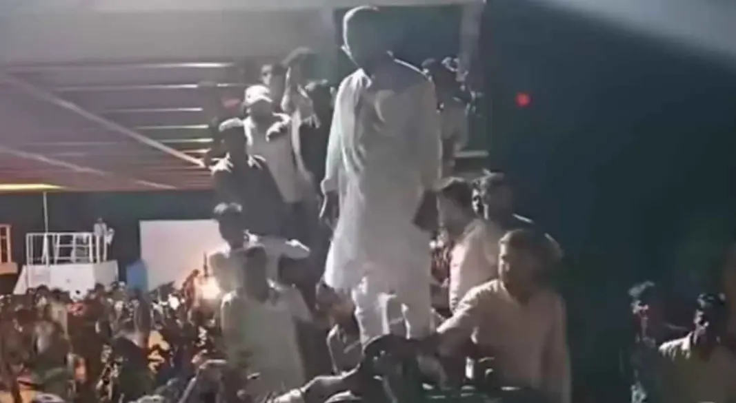 হাতিয়ার নলচিরা ঘাটে ফেরি মহানন্দায় সংসদ সদস্য আবদুল হান্নান মাসউদ। ছবি: ভিডিও থেকে