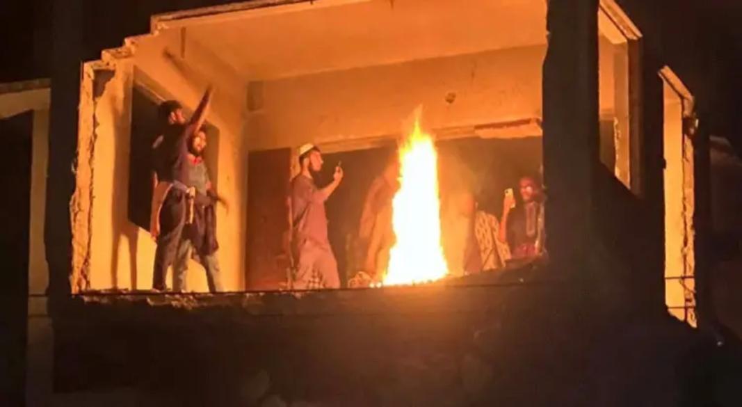 ধানমন্ডি ৩২ নম্বরে বিক্ষুব্ধ জনতার আগুন-ভাঙচুর । ছবি : সংগৃহীত