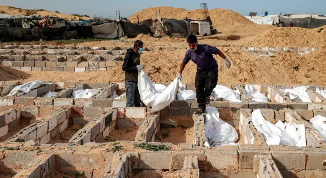 নিহত ফিলিস্তিনিদের লাশ দাফন করছেন স্বেচ্ছাসেবীরা। ছবি : সংগৃহীত