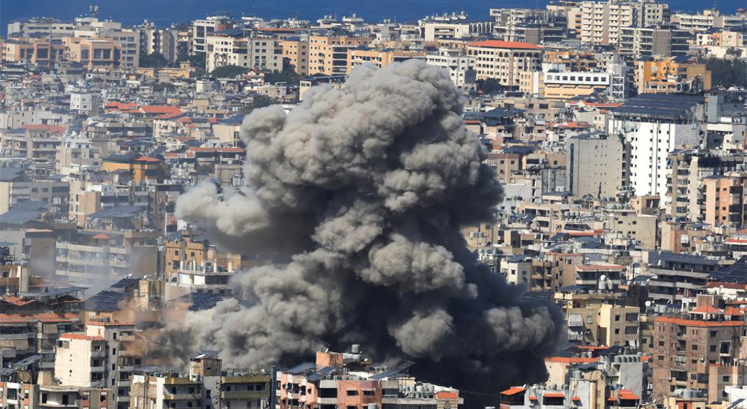 হামলার পর আকাশে ঘন কালো ধোঁয়া। ছবি : রয়টার্স