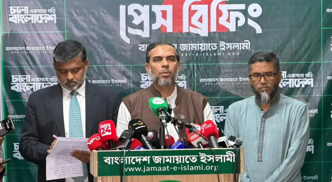 সোমবার রাতে রাজধানীর মগবাজারে জামায়াতে ইসলামীর কেন্দ্রীয় কার্যালয়ে আয়োজিত এক জরুরি প্রেস ব্রিফিংয়ে দলটির নেতারা বক্তব্য রাখেন। ছবি : সংগৃহীত