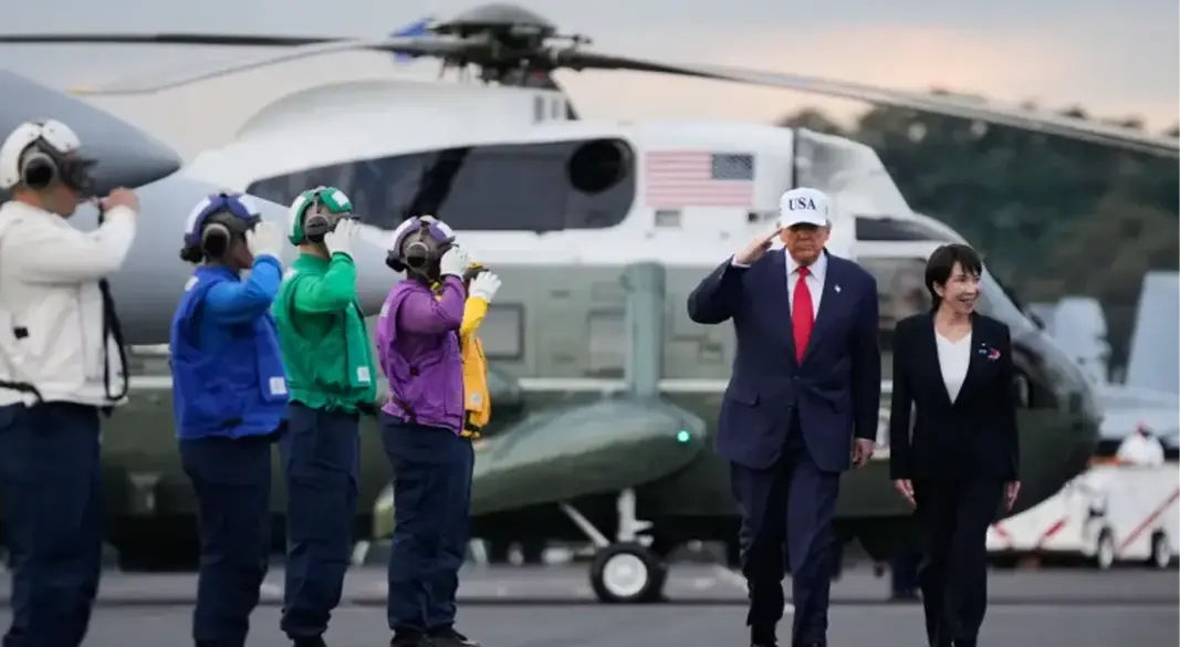 মার্কিন প্রেসিডেন্ট ডোনাল্ড ট্রাম্পের সঙ্গে জাপানের প্রধানমন্ত্রী। ছবি : সংগৃহীত