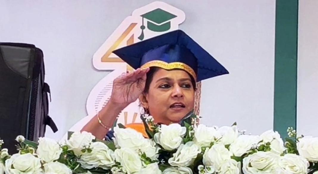 সিলেটের লিডিং ইউনিভার্সিটির চতুর্থ সমাবর্তন অনুষ্ঠানে তথ্য ও সম্প্রচার মন্ত্রণালয়ের উপদেষ্টা সৈয়দা রিজওয়ানা হাসান। ছবি : সংগৃহীত