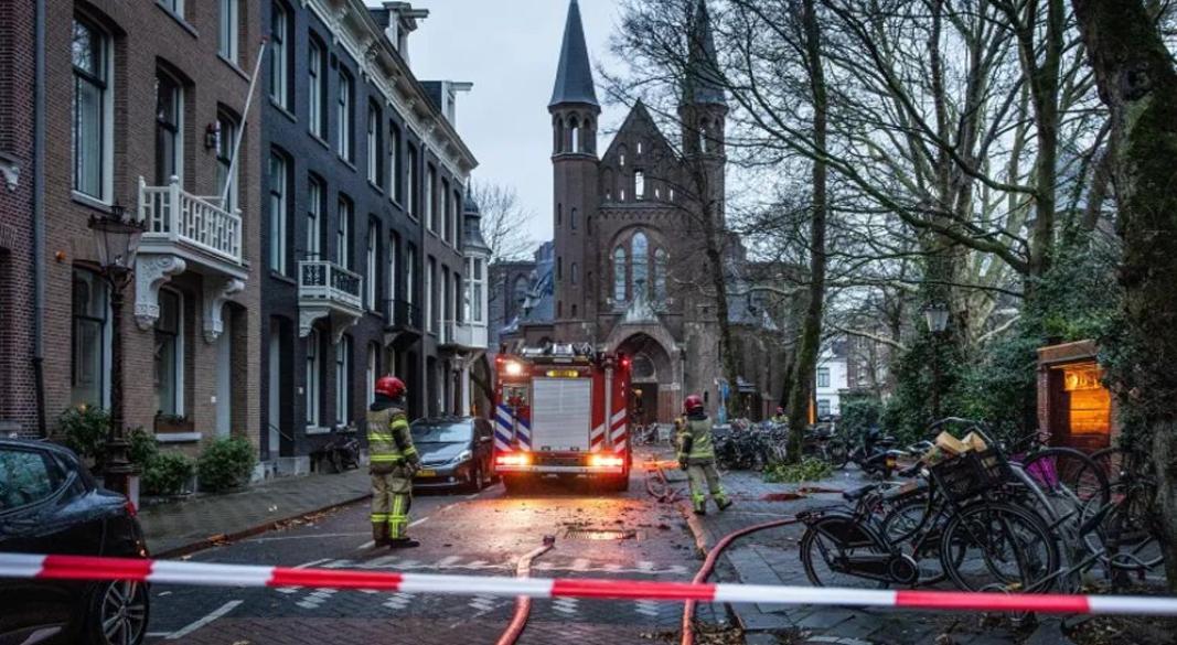 নেদারল্যান্ডসের আমস্টারডামে ভন্ডেলকার্ক গির্জায় আগুন নেভাতে কাজ করছেন অগ্নিনির্বাপক কর্মীরা। ছবি: সংগৃহীত